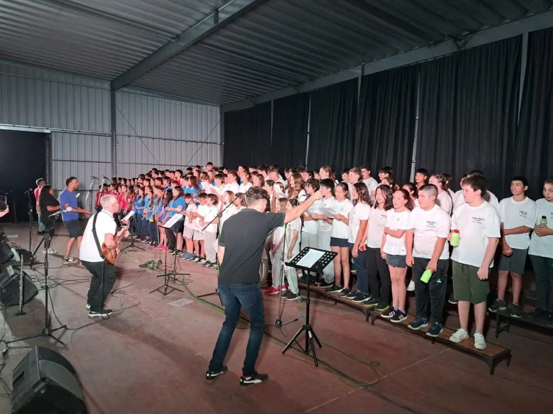 Villa Cañás vibró de emoción: Escuelas que Cantan deslumbró con un espectáculo increíble