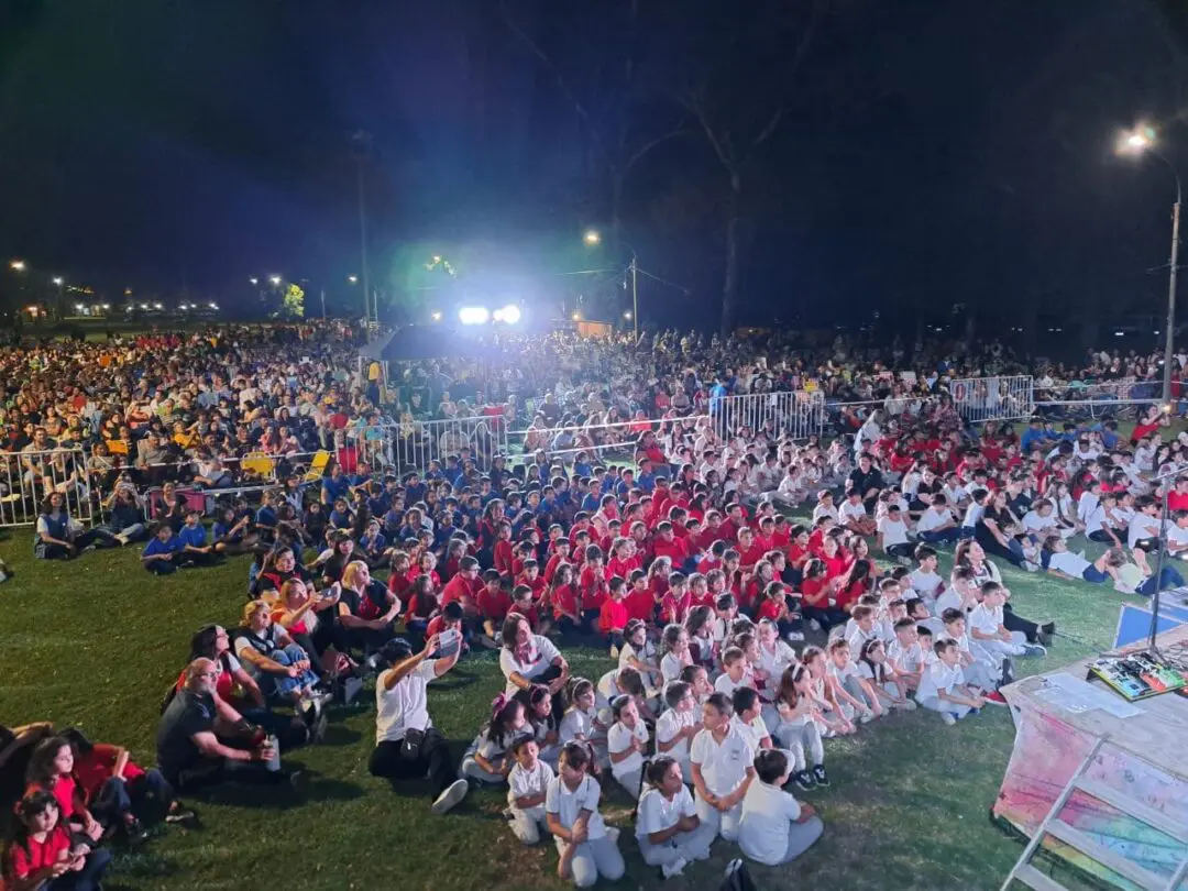 Villa Cañás vibró de emoción: Escuelas que Cantan deslumbró con un espectáculo increíble