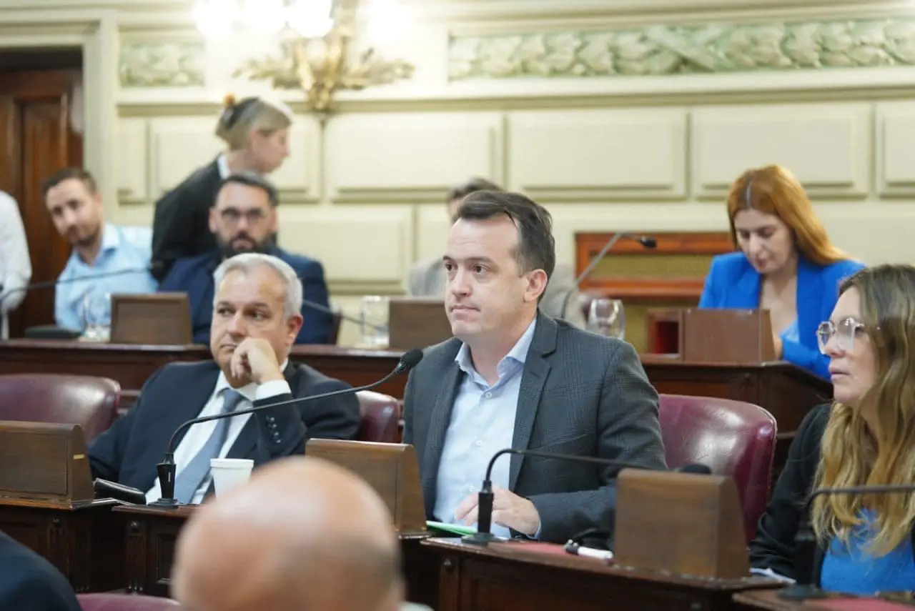 Buscan reactivar la refinería San Lorenzo YPF y convertirla en planta de biocombustible para aviones