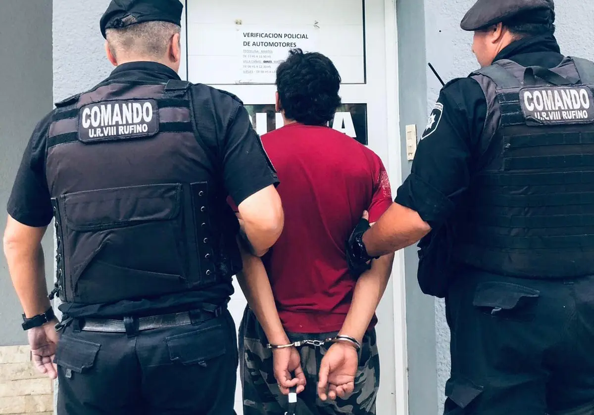 Teodelina: Detienen a un joven por robar una camioneta en la vía pública Teodelina: Detienen a un joven por robar una camioneta en la vía pública