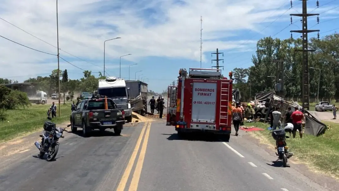 Firmat: Grave choque de camiones deja un herido y caos en la Ruta 33