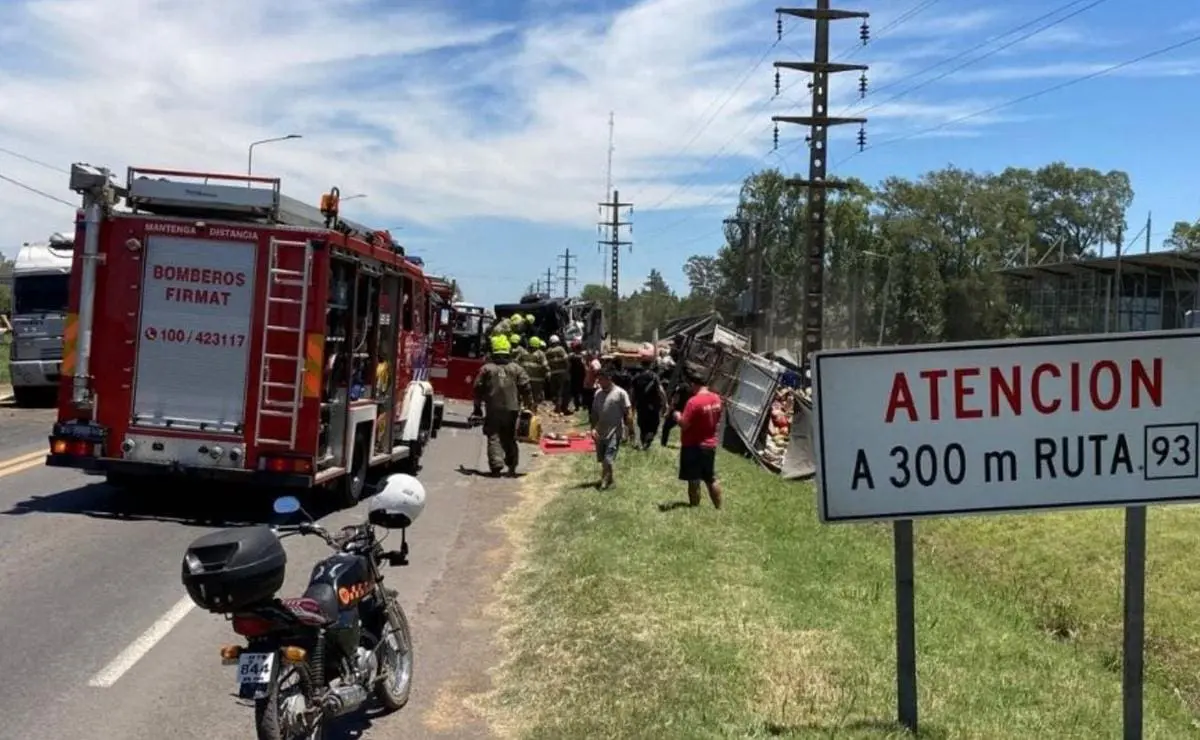 Firmat: Grave choque de camiones deja un herido y caos en la Ruta 33