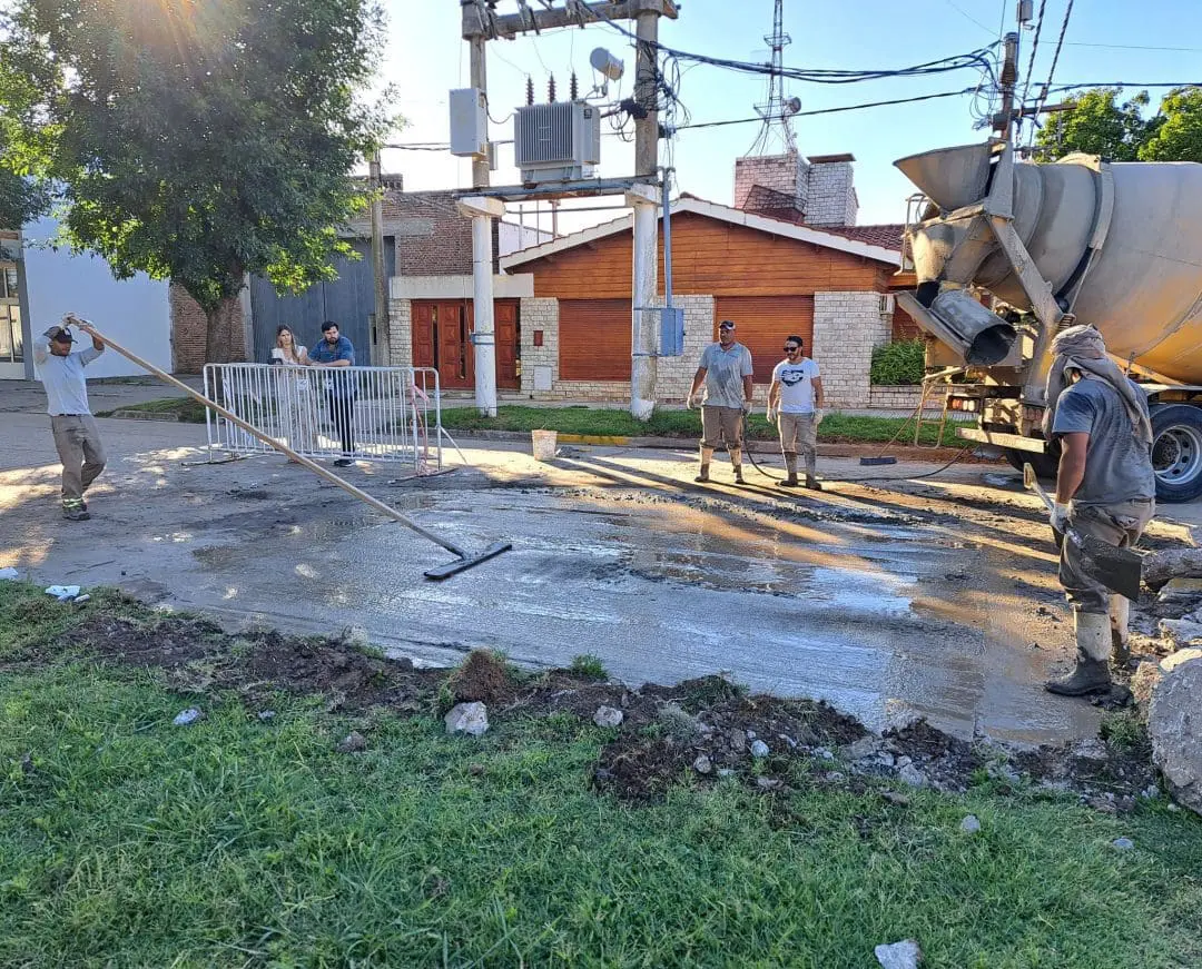 Villa Cañás: El municipio avanza con obras de bacheo urbano Villa Cañás: El municipio avanza con obras de bacheo urbano