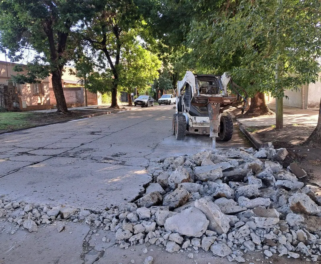 Villa Cañás: El municipio avanza con obras de bacheo urbano Villa Cañás: El municipio avanza con obras de bacheo urbano