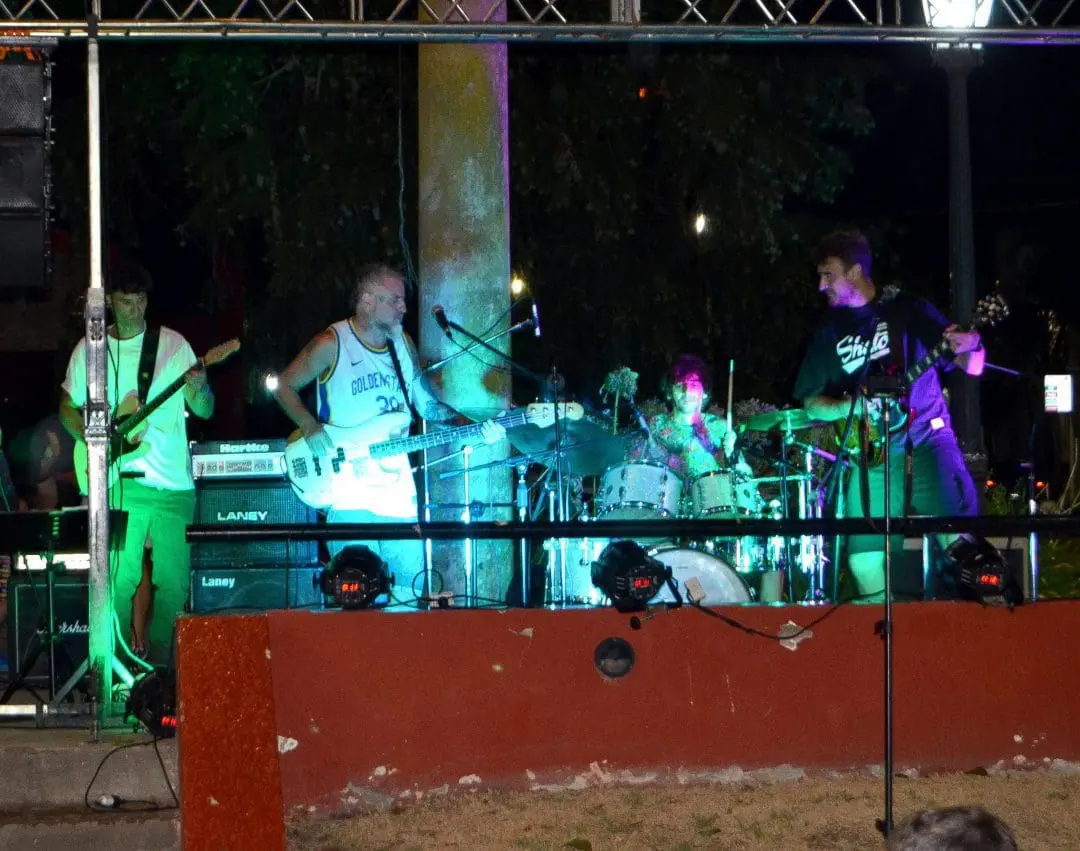 Ni la Lluvia los Detuvo: Noche a Puro Rock en Villa Cañás Ni la Lluvia los Detuvo: Noche a Puro Rock en Villa Cañás