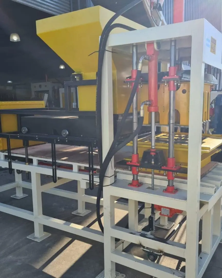 María Teresa apuesta al desarrollo con la compra de moderna máquina adoquinera y de ladrillos block