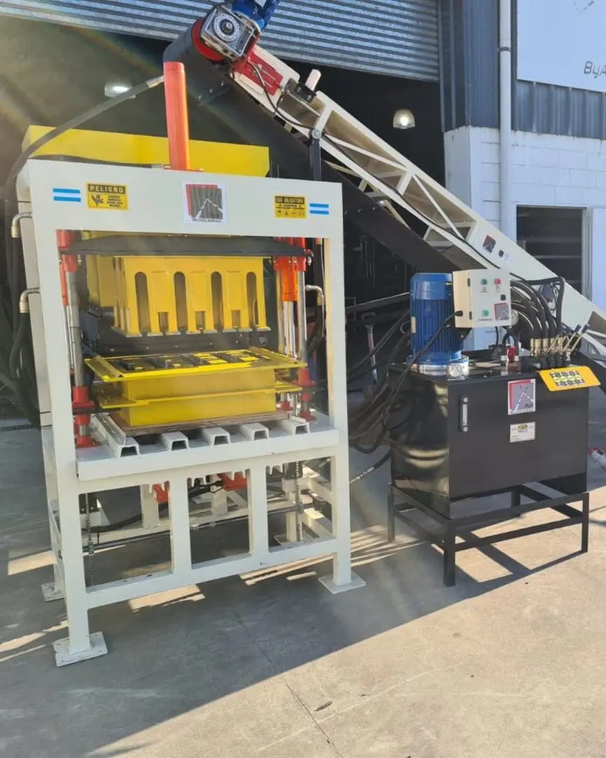 María Teresa apuesta al desarrollo con la compra de moderna máquina adoquinera y de ladrillos block