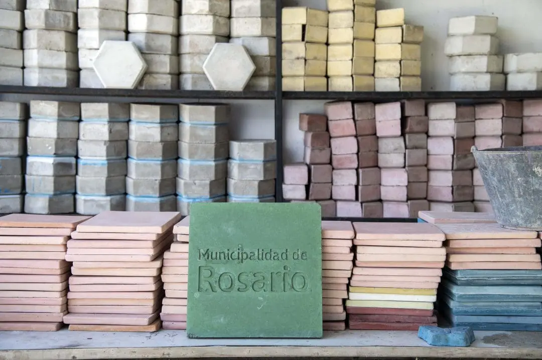 Jóvenes de Parada Oeste fabrican baldosas para la municipalidad