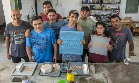 Jóvenes de Parada Oeste fabrican baldosas para la municipalidad