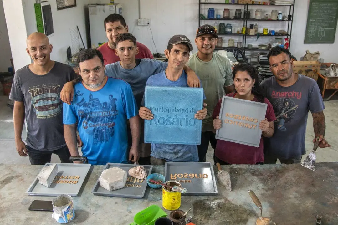 Jóvenes de Parada Oeste fabrican baldosas para la municipalidad