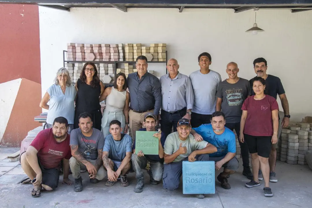Jóvenes de Parada Oeste fabrican baldosas para la municipalidad