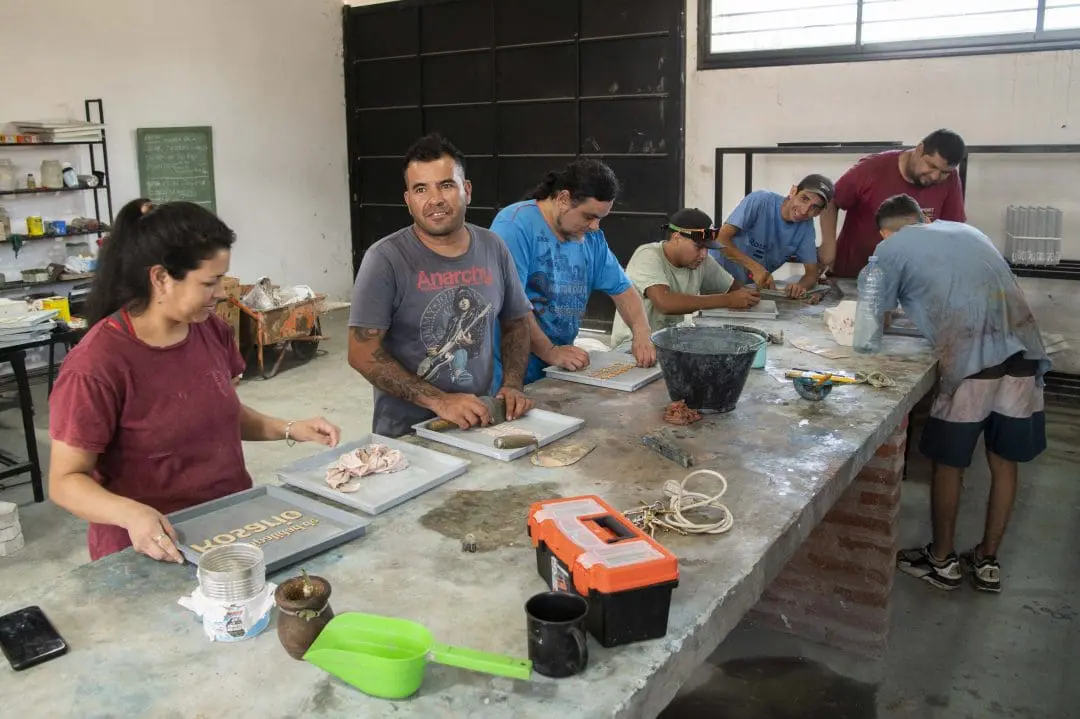 Jóvenes de Parada Oeste fabrican baldosas para la municipalidad