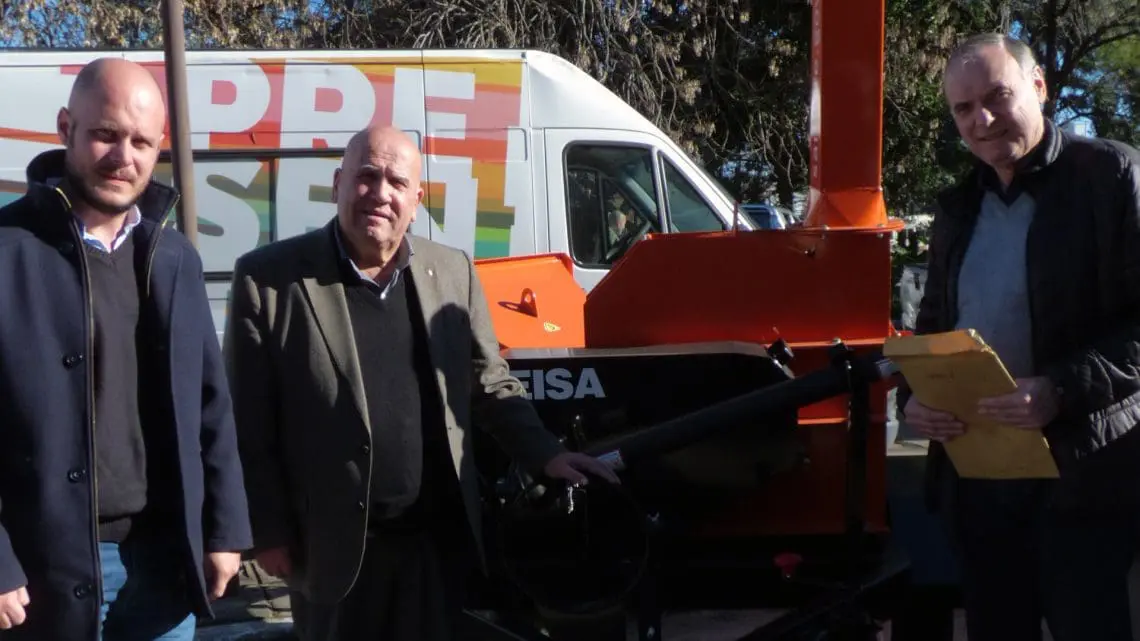 Villa Cañás: Provincia entregó maquinaria para la gestión de residuos de poda