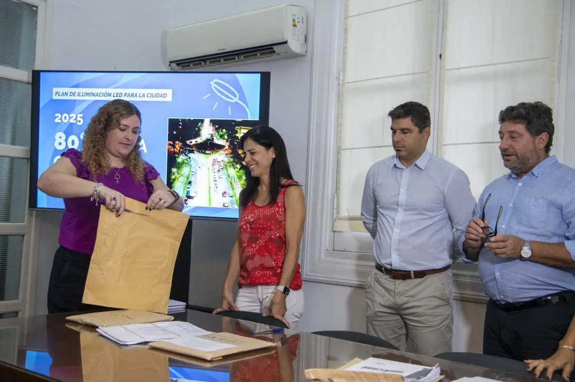 Rosario: El municipio comprará 10 mil nuevas luminarias led para colocar en barrios y avenidas