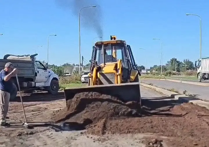 Chabás: Ante la falta de respuesta del gobierno de Javier Milei la Comuna reparó la Ruta 33 Chabás: Ante la falta de respuesta del gobierno de Javier Milei la Comuna reparó la Ruta 33