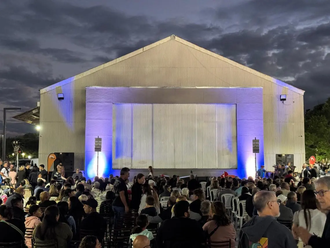 Firmat inauguró el nuevo escenario en el Galpón del Pueblo