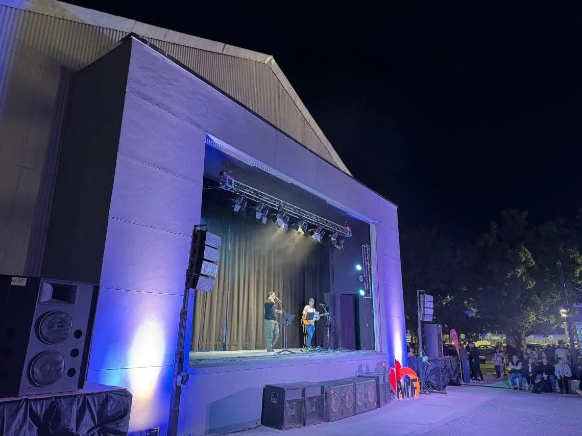 Firmat inauguró el nuevo escenario en el Galpón del Pueblo