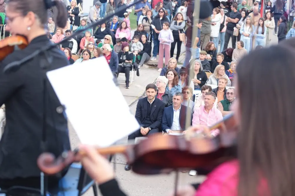 Hughes celebró su 110º Aniversario con la presencia del Gobernador a pura sinfonía