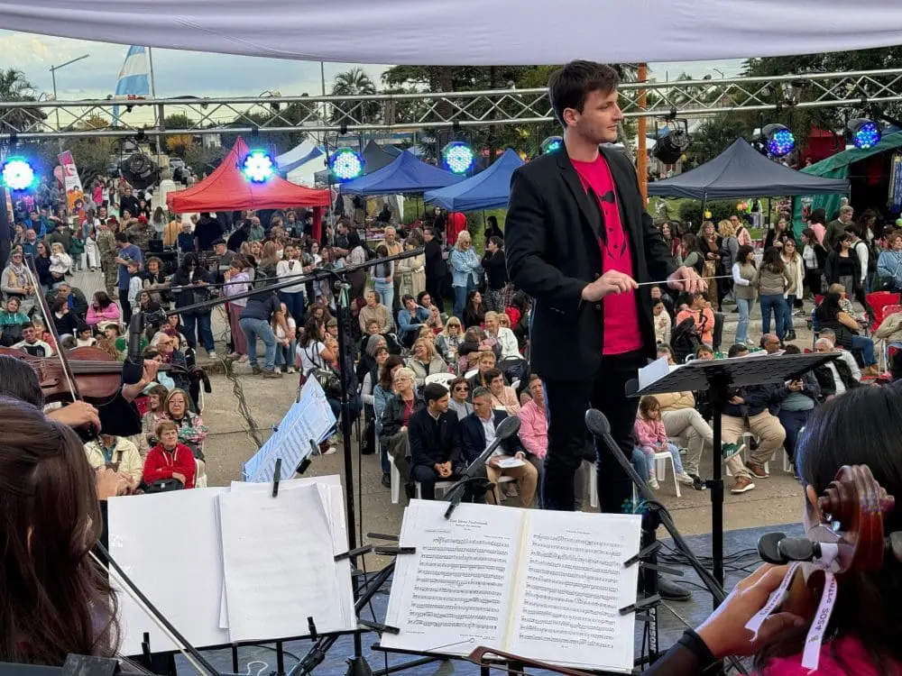 Hughes celebró su 110º Aniversario con la presencia del Gobernador a pura sinfonía