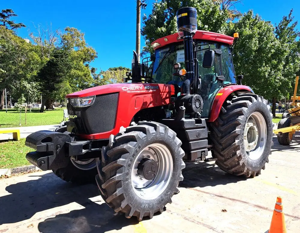 Villa Cañás: El municipio refuerza su flota de maquinaria para el mantenimiento de caminos rurales