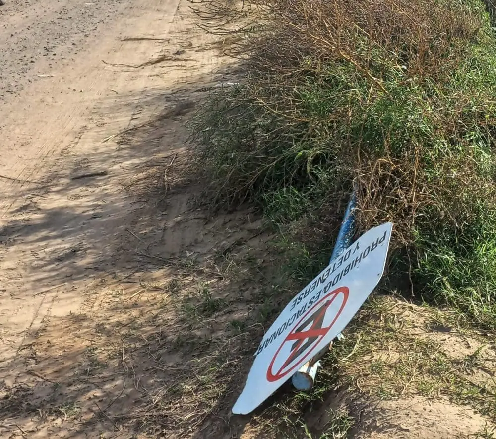 Villa Cañás: Vandalizaron carteles viales en el Puente Grigera Villa Cañás: Vandalizaron carteles viales en el Puente Grigera