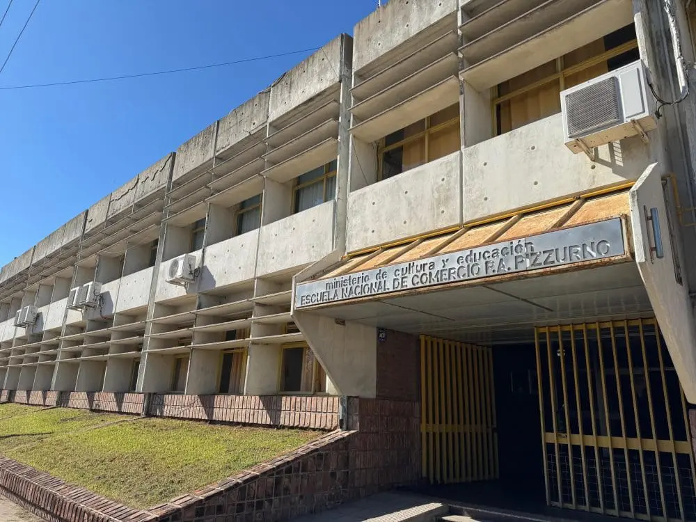 Di Gregorio entregó fondos para obras en escuelas de Santa Isabel y Melincué