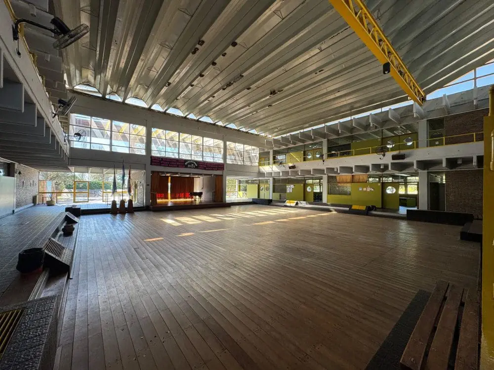 Di Gregorio entregó fondos para obras en escuelas de Santa Isabel y Melincué