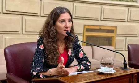 La Legislatura de Santa Fe convirtió este jueves en ley un proyecto presentado por la senadora provincial Leticia Di Gregorio, que crea un nuevo Régimen Provincial de Iniciativa Privada. Esta normativa apunta a impulsar la participación del sector privado en la ejecución de proyectos de obras e infraestructura, con el fin de optimizar tiempos y potenciar la gestión territorial en toda la provincia.