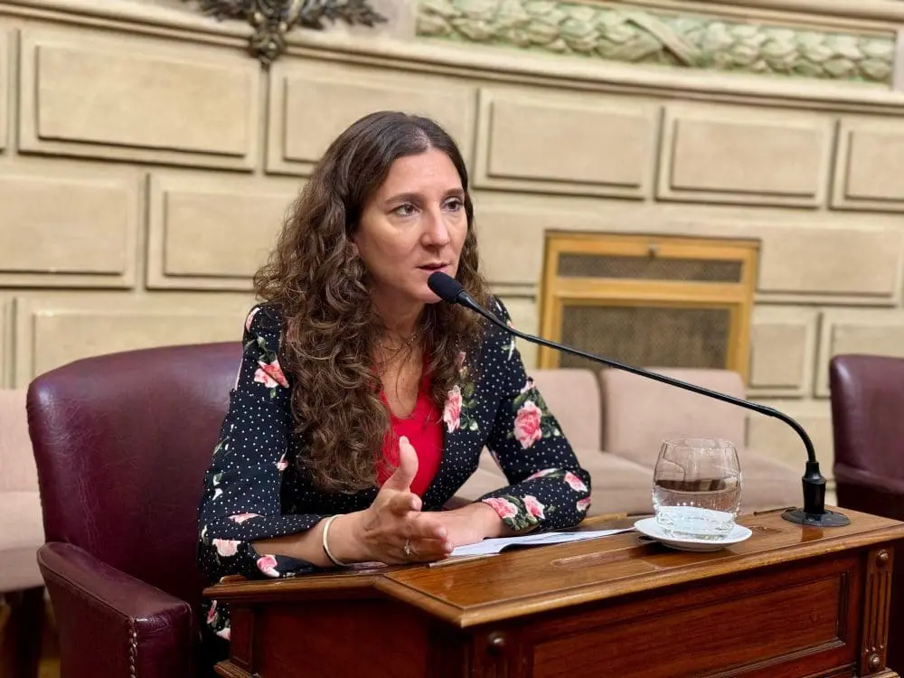 La Legislatura de Santa Fe convirtió este jueves en ley un proyecto presentado por la senadora provincial Leticia Di Gregorio, que crea un nuevo Régimen Provincial de Iniciativa Privada. Esta normativa apunta a impulsar la participación del sector privado en la ejecución de proyectos de obras e infraestructura, con el fin de optimizar tiempos y potenciar la gestión territorial en toda la provincia.