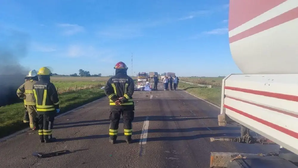 Elortondo: Una ambulancia chocó con un camión, murieron un médico y el chofer Elortondo: Una ambulancia chocó con un camión, murieron un médico y el chofer