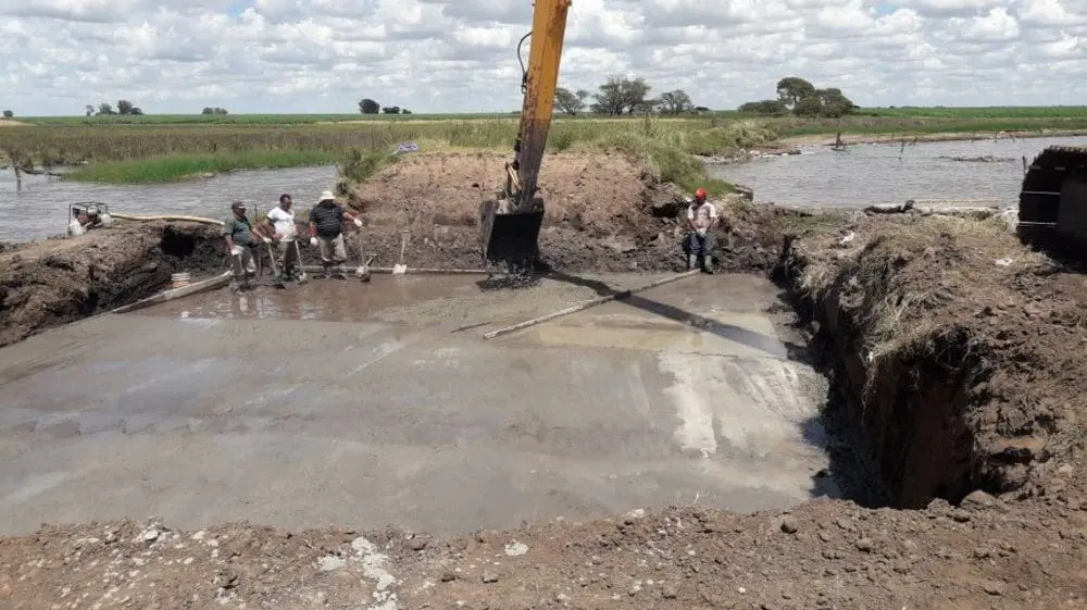 La Provincia avanza con las obras de regulación hídrica de las lagunas Las Encadenadas y la recuperación de caminos en Villa Cañás