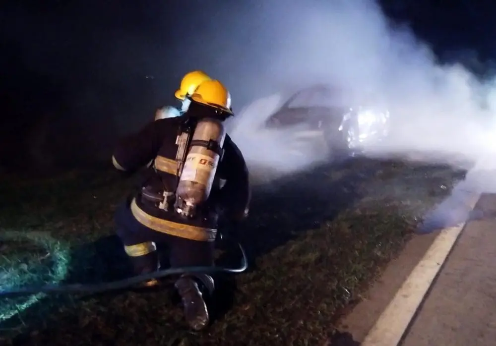 Incendio de vehículo en Ruta Provincial 94 movilizó a Bomberos de Villa Cañás y Teodelina