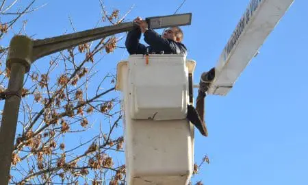 Villa Cañás: Comenzó la tercera etapa de colocación de luminarias LEDs
