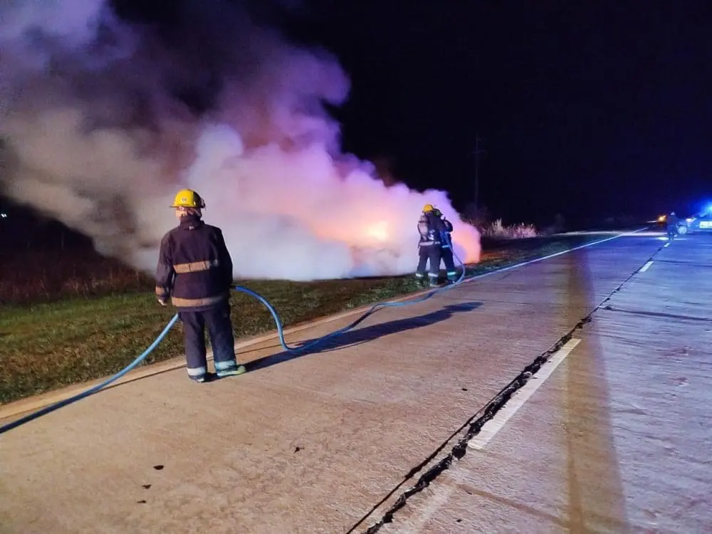 Incendio de vehículo en Ruta Provincial 94 movilizó a Bomberos de Villa Cañás y Teodelina