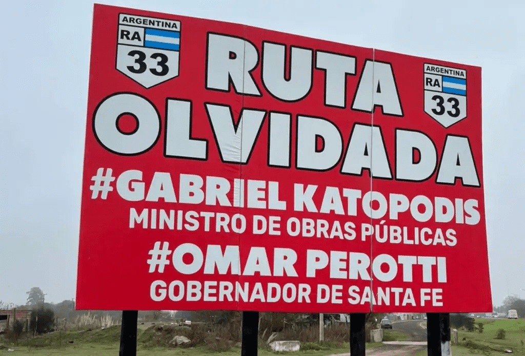 Ruta olvidada: Aparece misterioso cartel a la vera de la Ruta 33 reclamando por la autopista Ruta olvidada: Aparece misterioso cartel a la vera de la Ruta 33 reclamando por la autopista