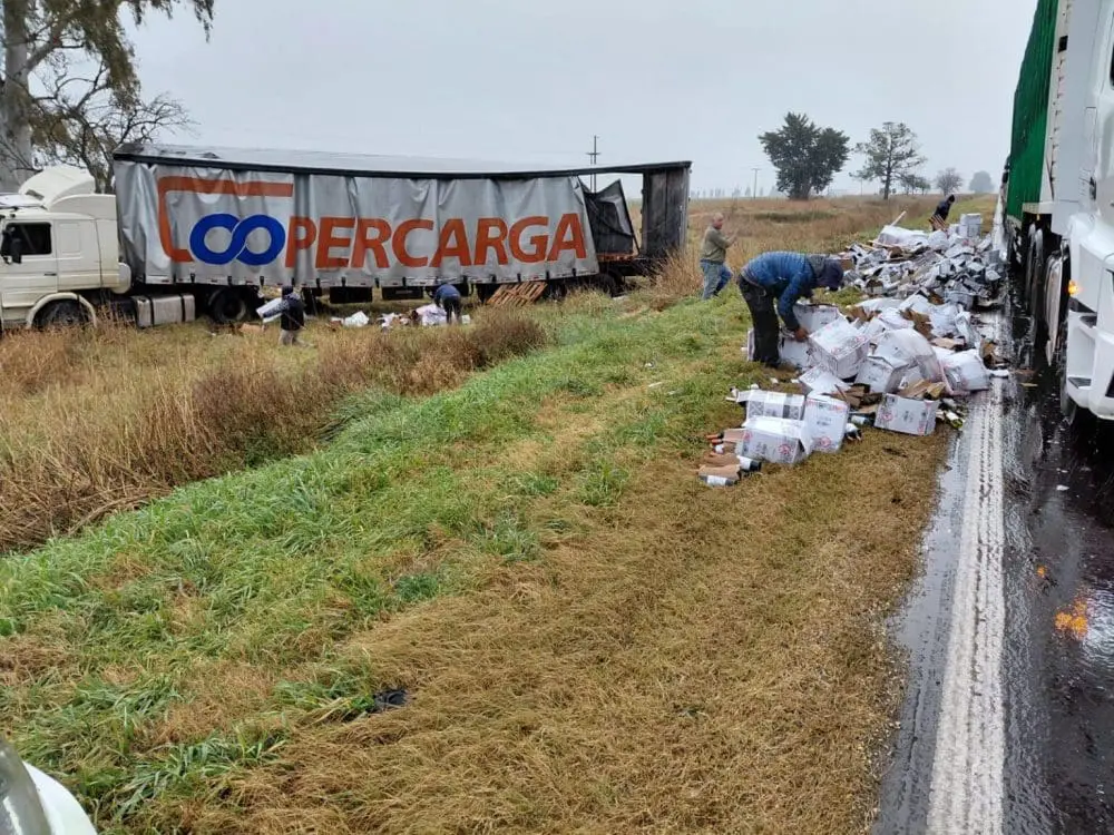 Ruta Nacional 33: Un camión despistó y volcó su carga a la altura del cruce de Elortondo