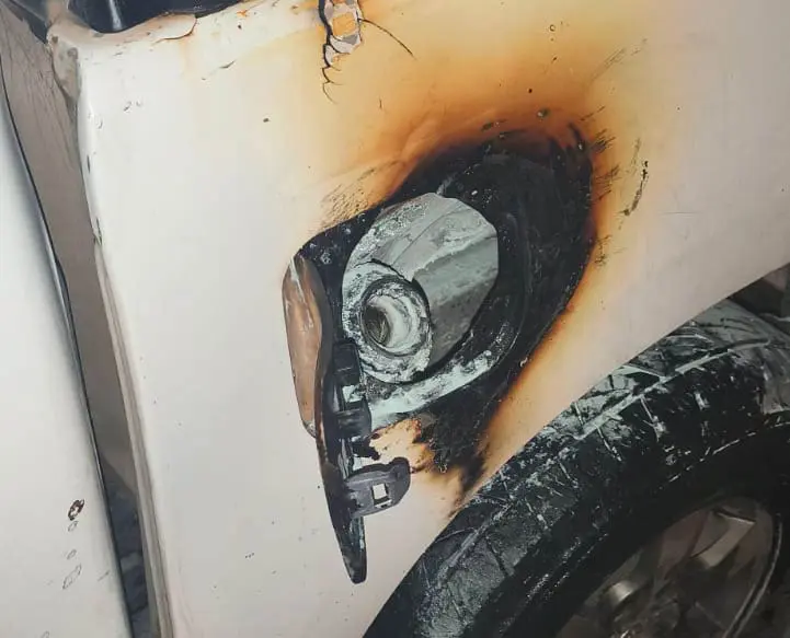 Hughes: Joven demorado por incendiar una camioneta y agredir a policías