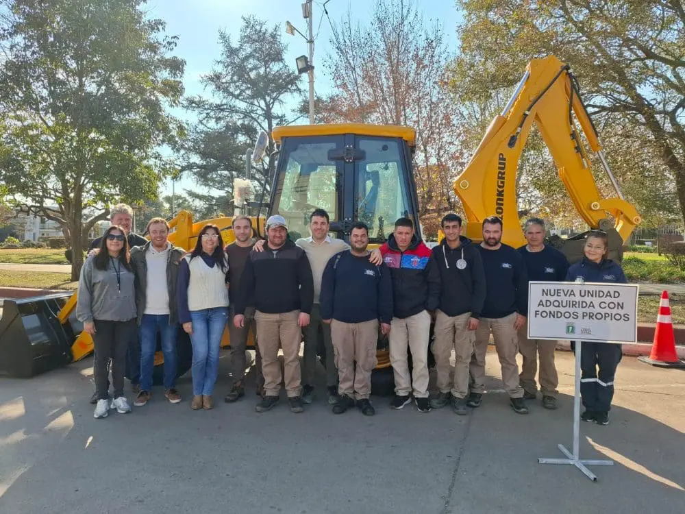 Santa Isabel incorporó una nueva retropala 0 km para reforzar el trabajo comunal