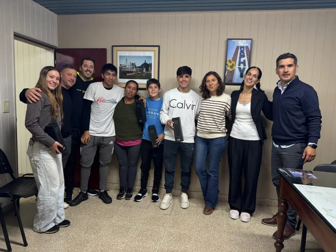 Reconocimiento y becas a deportistas de General López