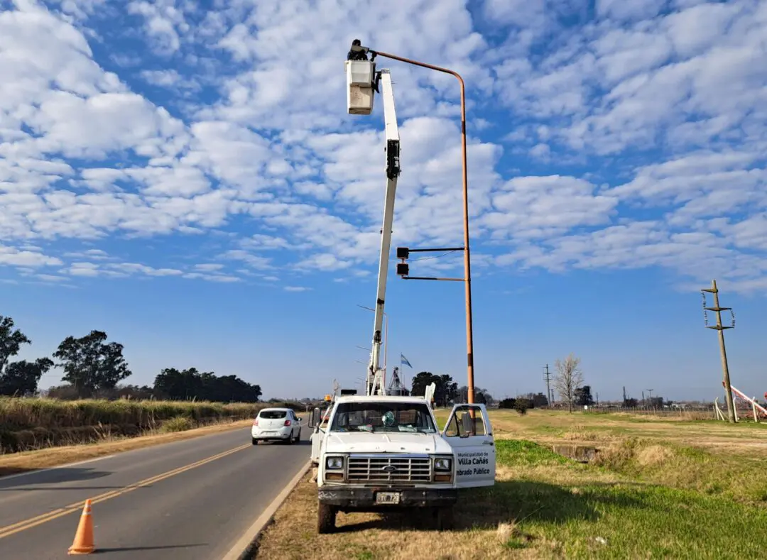 Villa Cañás: El municipio continúa con las colocaciones de luminarias LED Villa Cañás: El municipio continúa con las colocaciones de luminarias LED