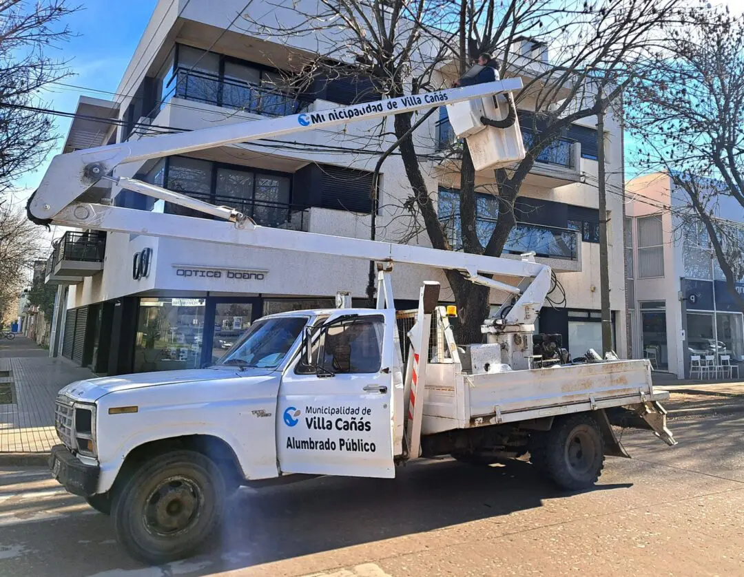 Villa Cañás: El municipio continúa con las colocaciones de luminarias LED Villa Cañás: El municipio continúa con las colocaciones de luminarias LED