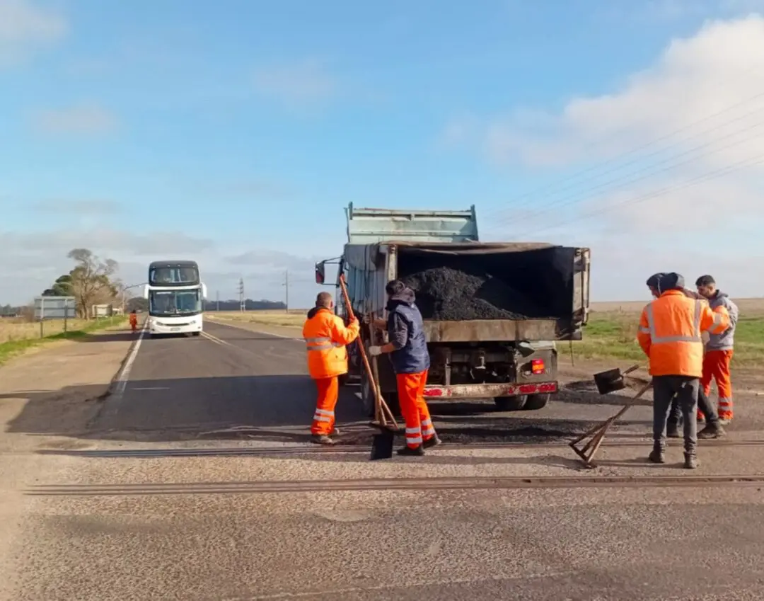 Ante la falta de respuesta de Nación, la Provincia ejecuta obras de emergencia en Ruta 8 y Ruta 14 Ante la falta de respuesta de Nación, la Provincia ejecuta obras de emergencia en Ruta 8 y Ruta 14