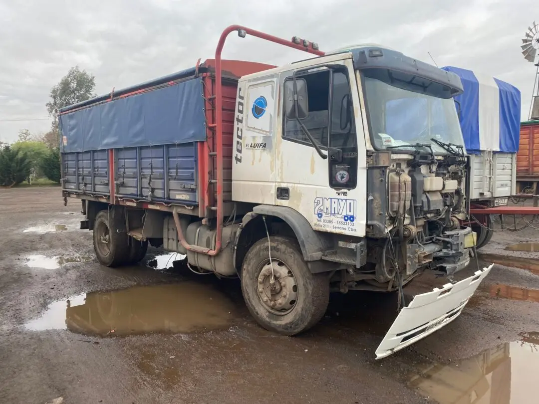 Venado Tuerto: Camionero ebrio embiste auto y poste de alumbrado
