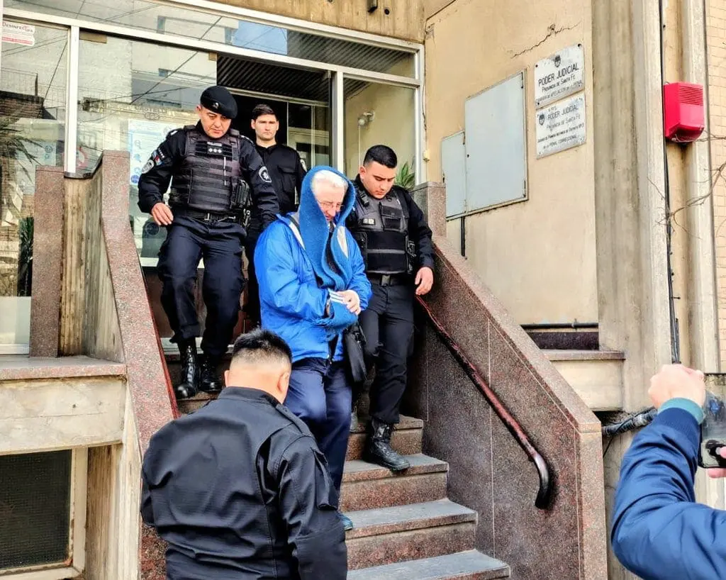 Venado Tuerto: 15 años de prisión al ex director de una escuela primaria por abusar sexualmente de cuatro alumnas Venado Tuerto: 15 años de prisión al director de una escuela primaria por abusar sexualmente de cuatro alumnas