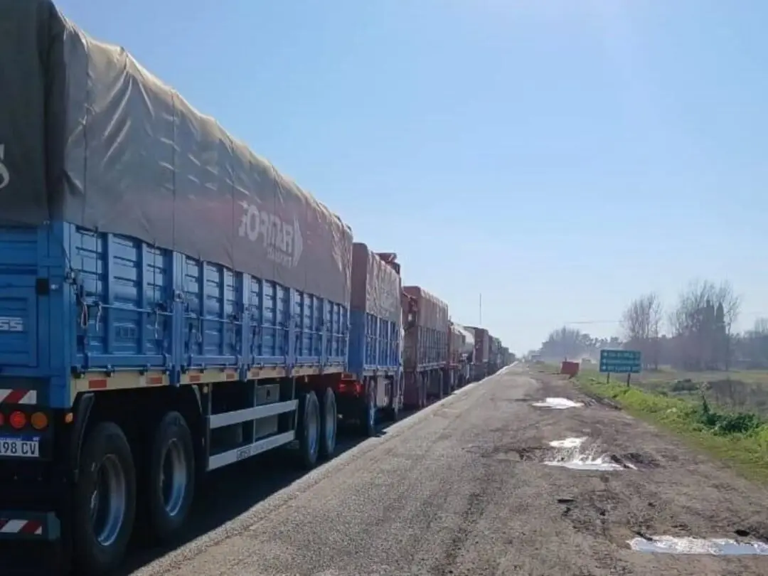 Firmat: Choque de camiones en la Ruta 33