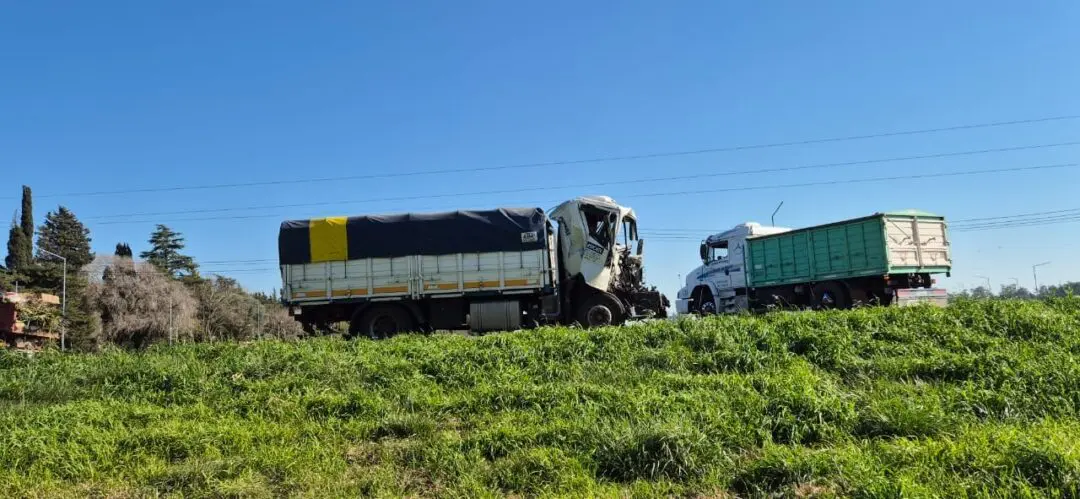 Firmat: Choque de camiones en la Ruta 33