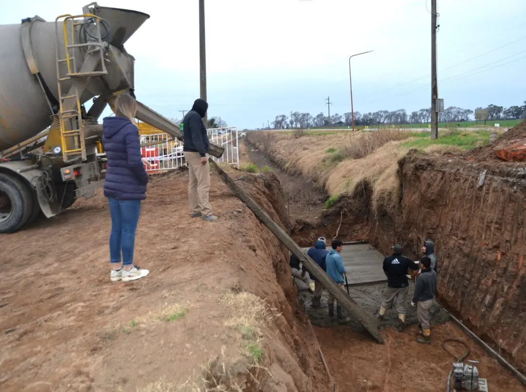 Villa Cañás: El municipio continúa con obras de entubación Villa Cañás: El municipio continúa con obras de entubación