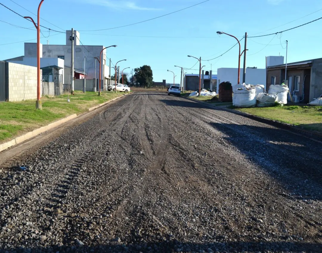 Villa Cañás: Mantenimiento y colocación de piedras en calles de la ciudad Villa Cañás: Mantenimiento y colocación de piedras en calles de la ciudad