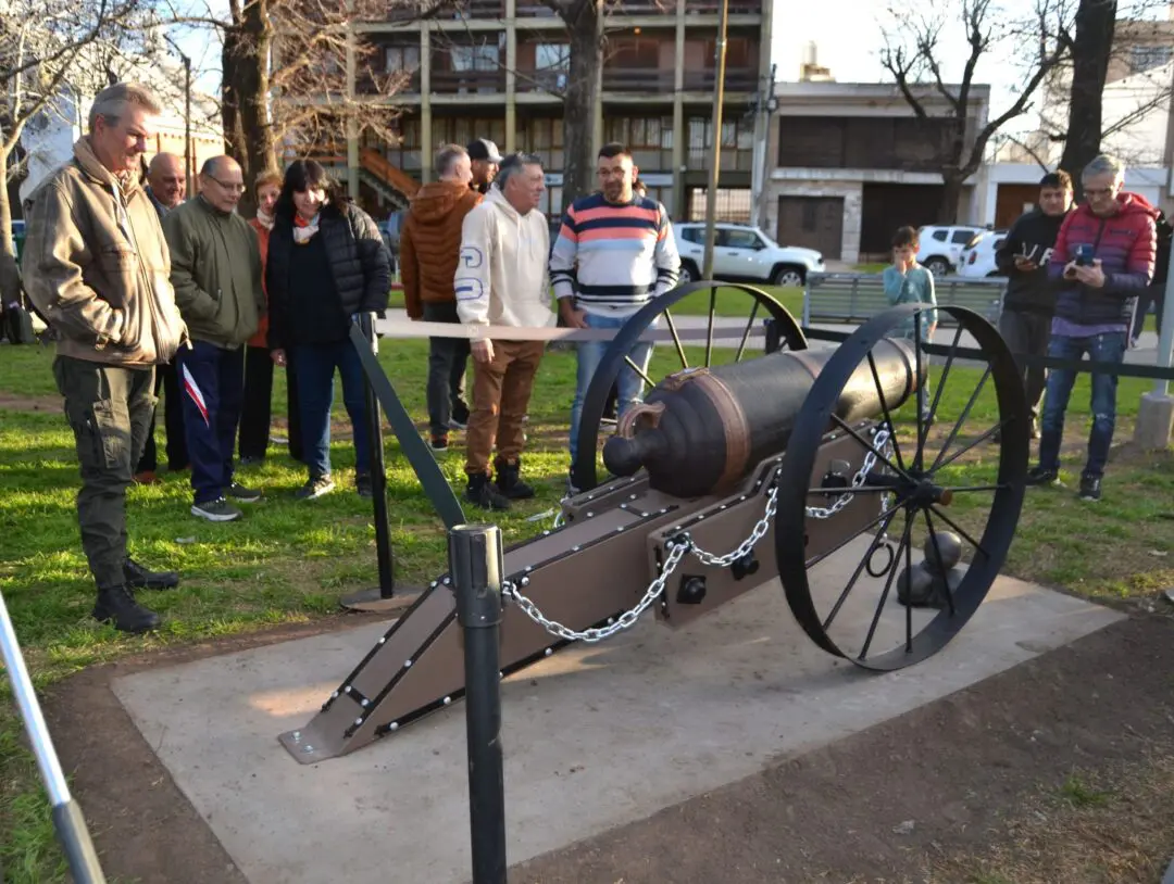 Villa Cañás: Se emplazó el Cañón de Paysandú en homenaje al General San Martín Villa Cañás: Se emplazó el Cañón de Paysandú en homenaje al General San Martín