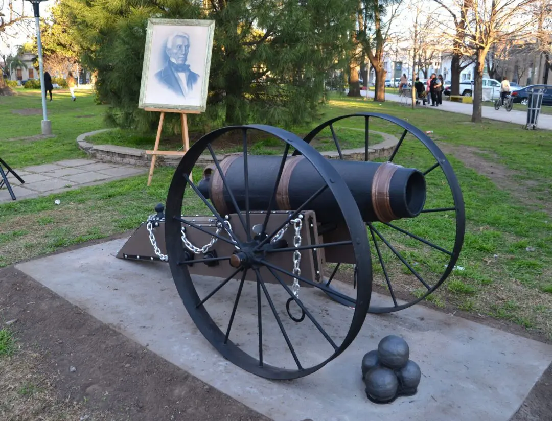Villa Cañás: Se emplazó el Cañón de Paysandú en homenaje al General San Martín Villa Cañás: Se emplazó el Cañón de Paysandú en homenaje al General San Martín